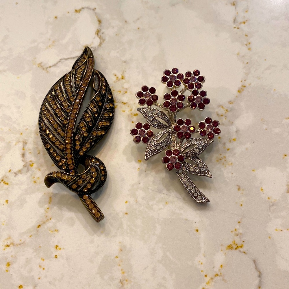 Lot of two floral brooches